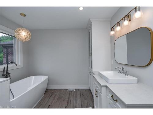 1096 Westbrook Road, Hamilton, ON - Indoor Photo Showing Bathroom