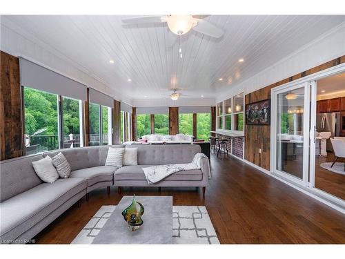 1096 Westbrook Road, Hamilton, ON - Indoor Photo Showing Living Room