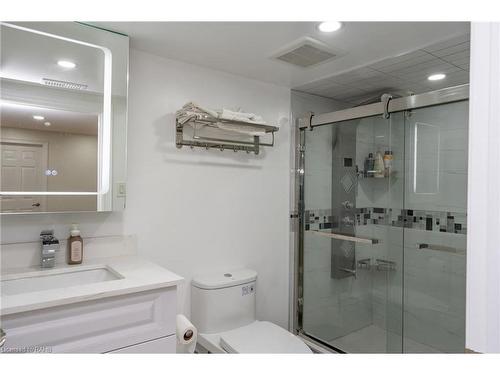 1096 Westbrook Road, Hamilton, ON - Indoor Photo Showing Bathroom