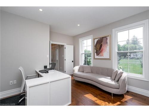 1096 Westbrook Road, Hamilton, ON - Indoor Photo Showing Living Room