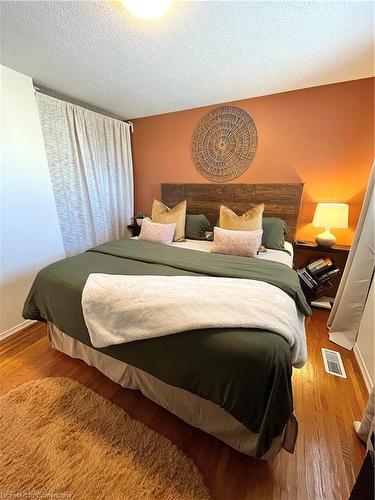 87 Locheed Drive, Hamilton, ON - Indoor Photo Showing Bedroom