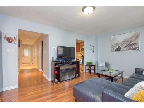 38-386 Highland Road W, Stoney Creek, ON - Indoor Photo Showing Living Room