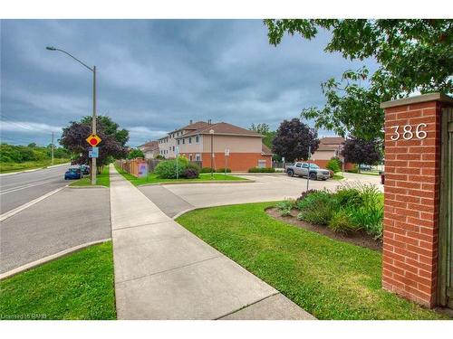 38-386 Highland Road W, Stoney Creek, ON - Outdoor