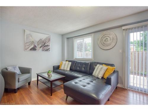 38-386 Highland Road W, Stoney Creek, ON - Indoor Photo Showing Living Room