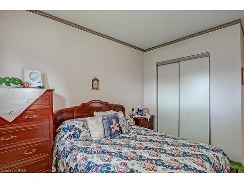 290 Upper Paradise Road, Hamilton, ON - Indoor Photo Showing Bedroom