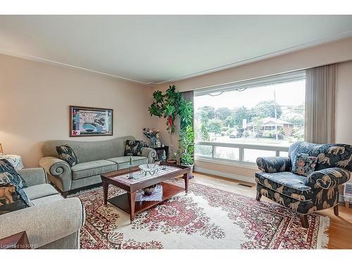 290 Upper Paradise Road, Hamilton, ON - Indoor Photo Showing Living Room