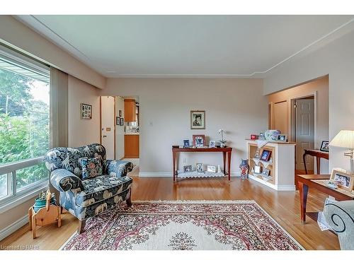 290 Upper Paradise Road, Hamilton, ON - Indoor Photo Showing Living Room