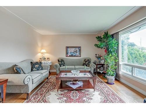 290 Upper Paradise Road, Hamilton, ON - Indoor Photo Showing Living Room