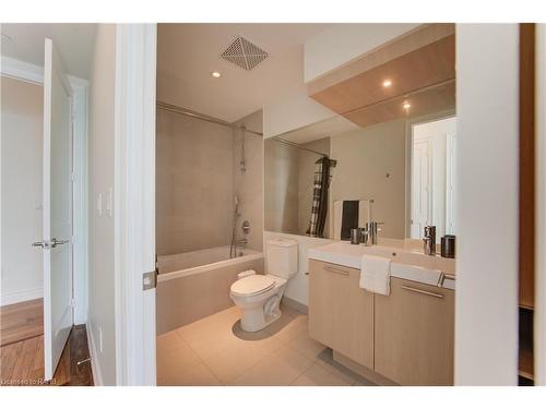 7116-388 Yonge Street, Toronto, ON - Indoor Photo Showing Bathroom