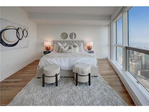 7116-388 Yonge Street, Toronto, ON - Indoor Photo Showing Bedroom