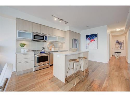 7116-388 Yonge Street, Toronto, ON - Indoor Photo Showing Kitchen With Upgraded Kitchen