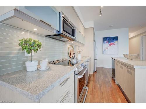 7116-388 Yonge Street, Toronto, ON - Indoor Photo Showing Kitchen With Upgraded Kitchen