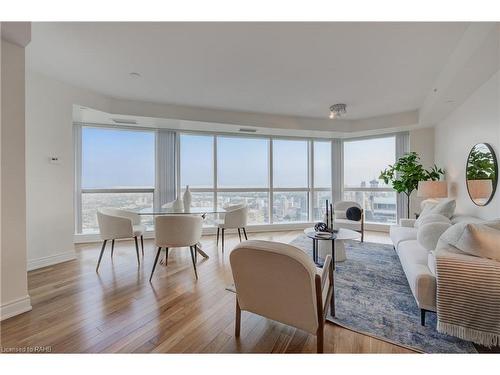 7116-388 Yonge Street, Toronto, ON - Indoor Photo Showing Living Room