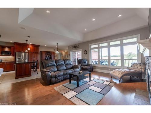 11 Alexander Boulevard, Haldimand, ON - Indoor Photo Showing Living Room