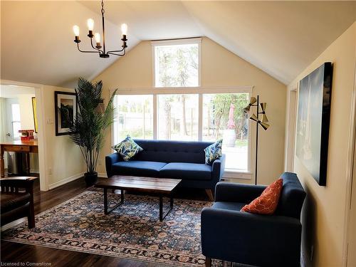 6 Circle Street, Niagara-On-The-Lake, ON - Indoor Photo Showing Living Room