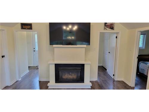 6 Circle Street, Niagara-On-The-Lake, ON - Indoor Photo Showing Living Room With Fireplace