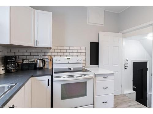 1-148 Gage Avenue S, Hamilton, ON - Indoor Photo Showing Kitchen