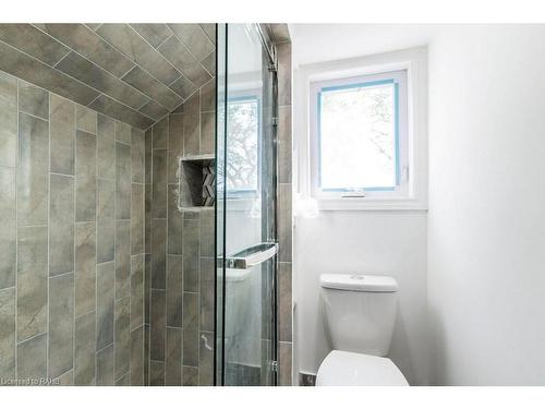 1411 56 Highway, Hamilton, ON - Indoor Photo Showing Bathroom