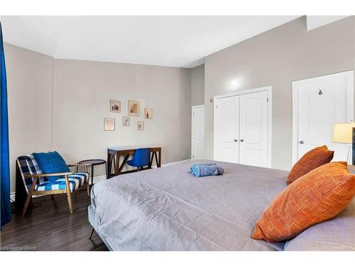 2082 Pine Street, Burlington, ON - Indoor Photo Showing Bedroom