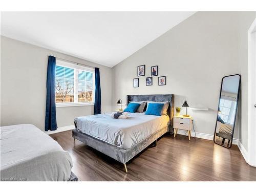 2082 Pine Street, Burlington, ON - Indoor Photo Showing Bedroom