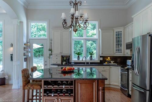 35 Sweetman Drive, Dundas, ON - Indoor Photo Showing Kitchen