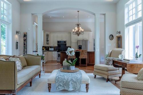 35 Sweetman Drive, Dundas, ON - Indoor Photo Showing Living Room