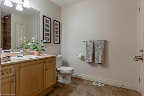 35 Sweetman Drive, Dundas, ON - Indoor Photo Showing Bathroom