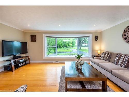 47 Blossom Avenue, Brantford, ON - Indoor Photo Showing Living Room