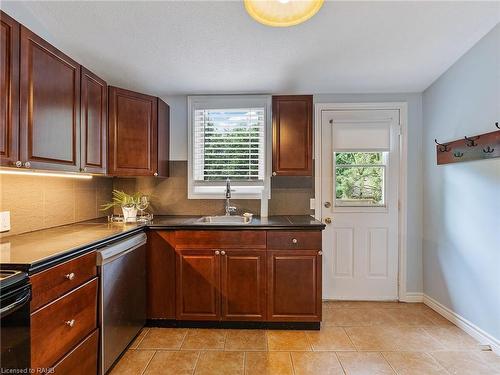 149 Park Lane, Caledonia, ON - Indoor Photo Showing Kitchen