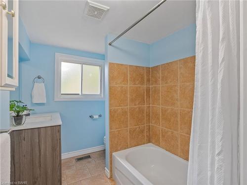 149 Park Lane, Caledonia, ON - Indoor Photo Showing Bathroom