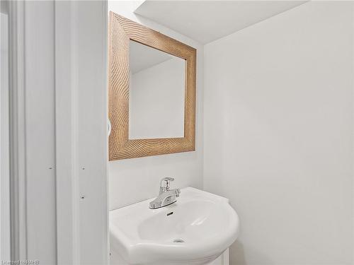 149 Park Lane, Caledonia, ON - Indoor Photo Showing Bathroom