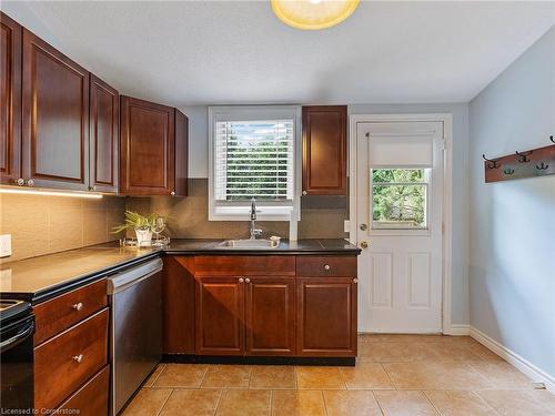 149 Park Lane, Caledonia, ON - Indoor Photo Showing Kitchen