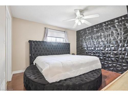 59-39 Pinewoods Drive, Stoney Creek, ON - Indoor Photo Showing Bedroom