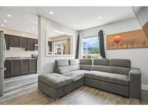 59-39 Pinewoods Drive, Stoney Creek, ON - Indoor Photo Showing Living Room