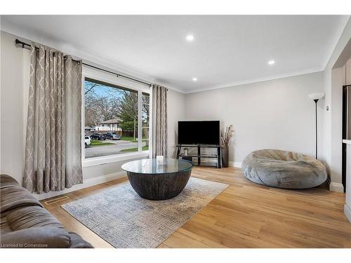 6146 Monterey Avenue, Niagara Falls, ON - Indoor Photo Showing Living Room