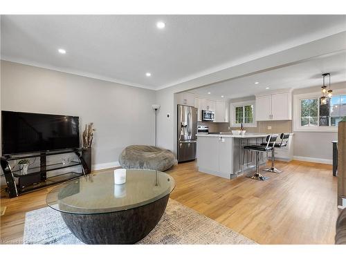 6146 Monterey Avenue, Niagara Falls, ON - Indoor Photo Showing Living Room