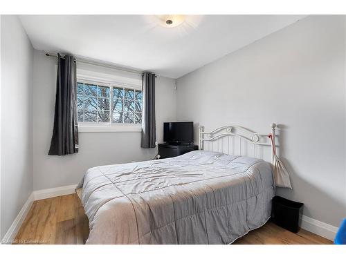 6146 Monterey Avenue, Niagara Falls, ON - Indoor Photo Showing Bedroom