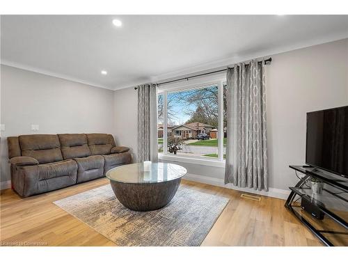 6146 Monterey Avenue, Niagara Falls, ON - Indoor Photo Showing Living Room