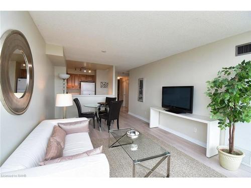 1508-1276 Maple Crossing Boulevard, Burlington, ON - Indoor Photo Showing Living Room