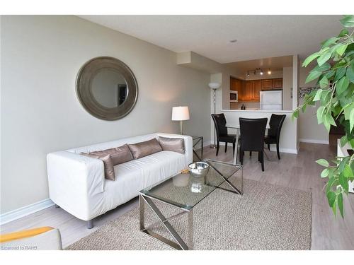 1508-1276 Maple Crossing Boulevard, Burlington, ON - Indoor Photo Showing Living Room