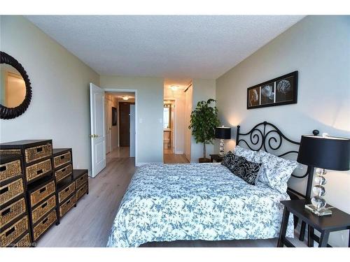 1508-1276 Maple Crossing Boulevard, Burlington, ON - Indoor Photo Showing Bedroom