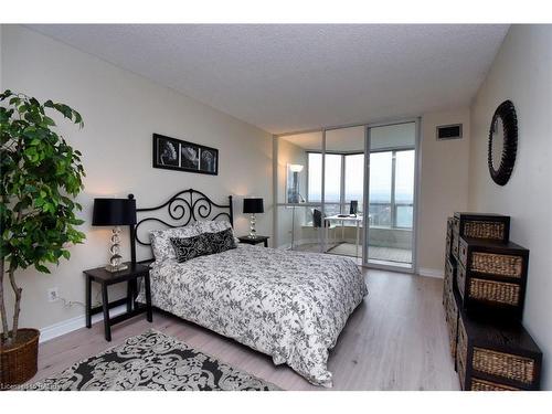 1508-1276 Maple Crossing Boulevard, Burlington, ON - Indoor Photo Showing Bedroom