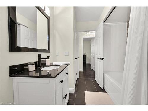 23 Holyoake Drive, Stoney Creek, ON - Indoor Photo Showing Bathroom