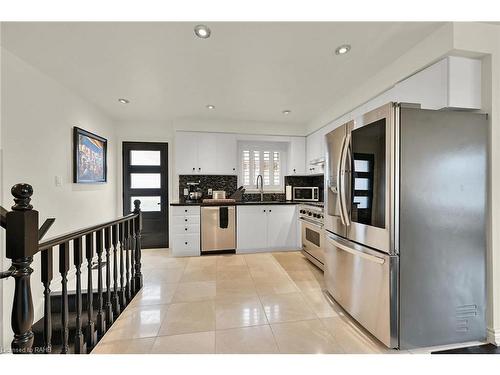 23 Holyoake Drive, Stoney Creek, ON - Indoor Photo Showing Kitchen