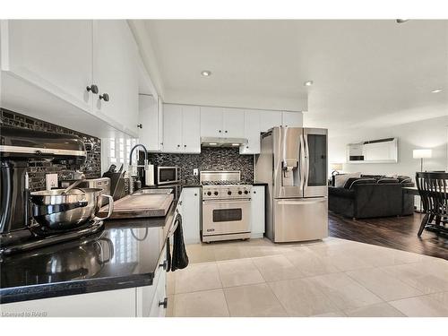 23 Holyoake Drive, Stoney Creek, ON - Indoor Photo Showing Kitchen With Double Sink With Upgraded Kitchen