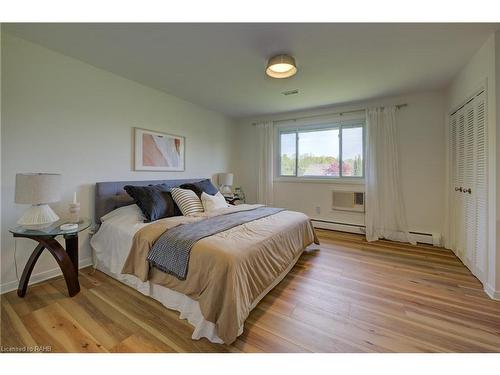 368 Rock Chapel Road, Dundas, ON - Indoor Photo Showing Bedroom