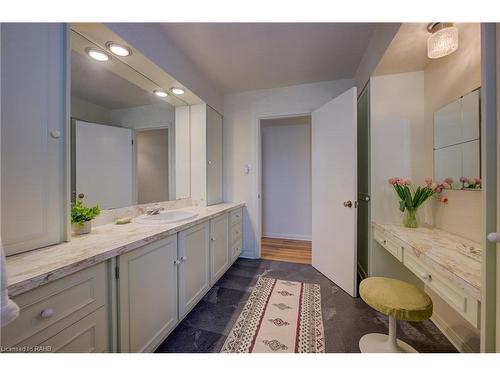 368 Rock Chapel Road, Dundas, ON - Indoor Photo Showing Bathroom