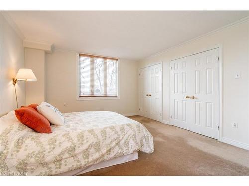 305-150 Wilson Street W, Ancaster, ON - Indoor Photo Showing Bedroom