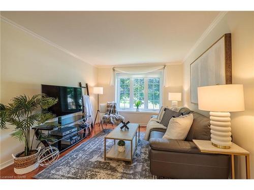 1310 Ester Drive, Burlington, ON - Indoor Photo Showing Living Room