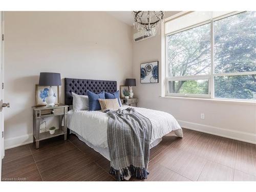 207-397 King Street W, Dundas, ON - Indoor Photo Showing Bedroom